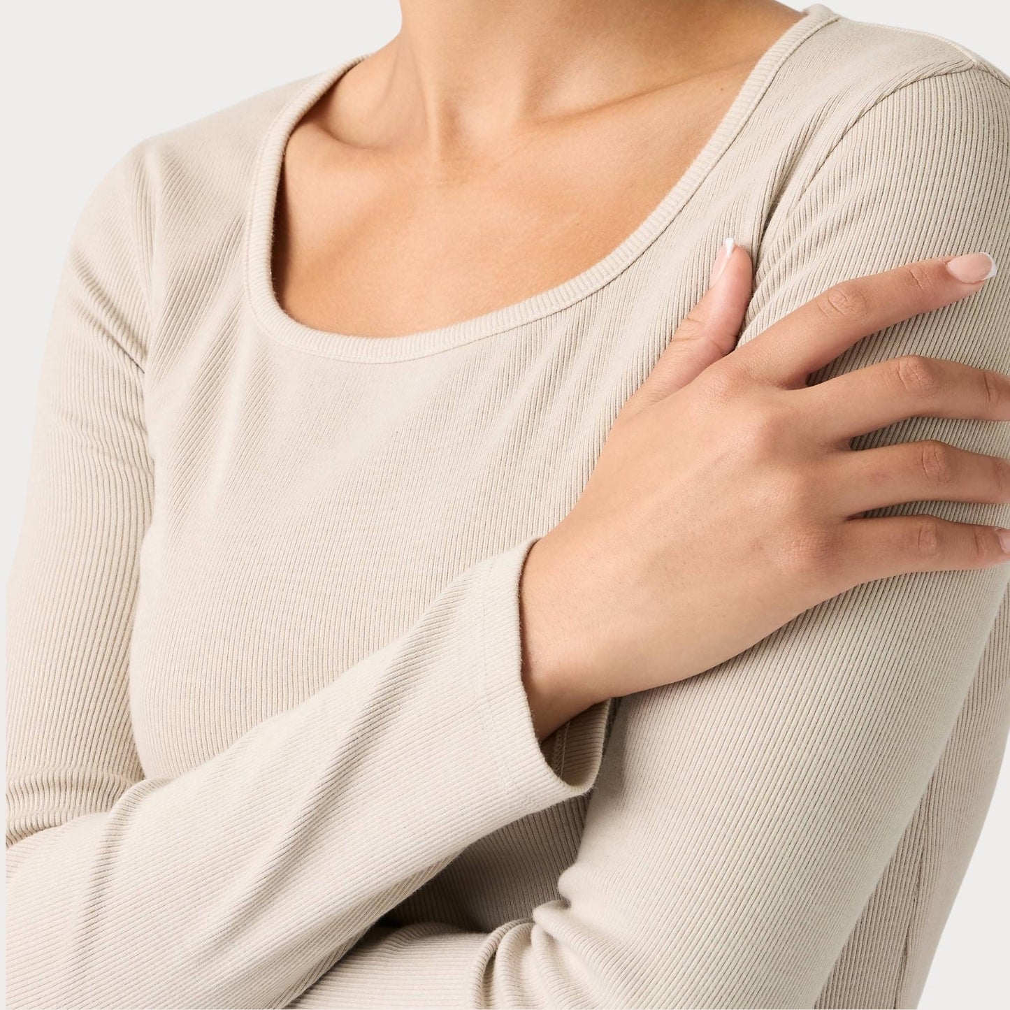 Лонгслив ESSENTIAL SQRD NECK LONG SLEEVE GARMENT